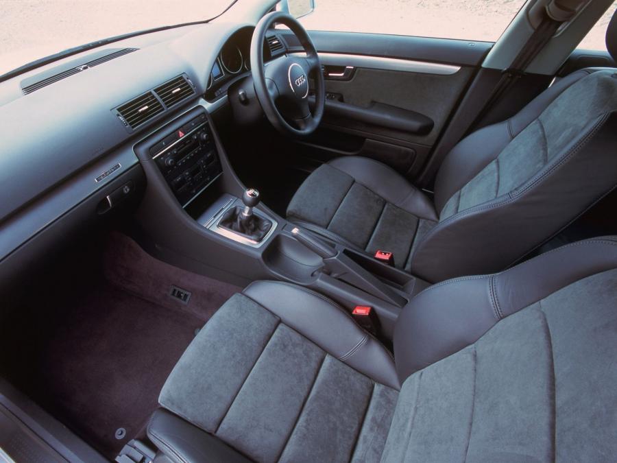 Интерьер Audi A4 2.0 FSI Avant (B6,8E) 2001 года  (UK) (фото 3 из 4)